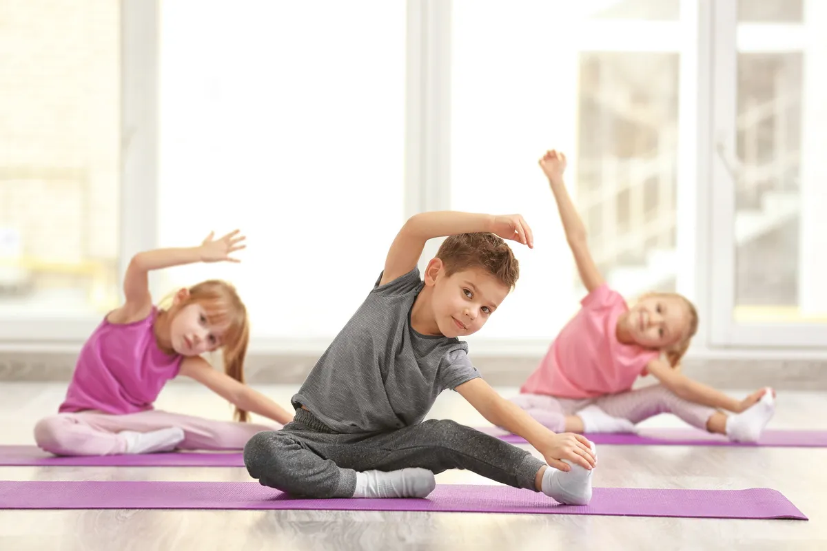 Helen Hansen Bewegungsförderung – Yoga-Kurse – Gruppe von Kindern macht Gymnastikübungen