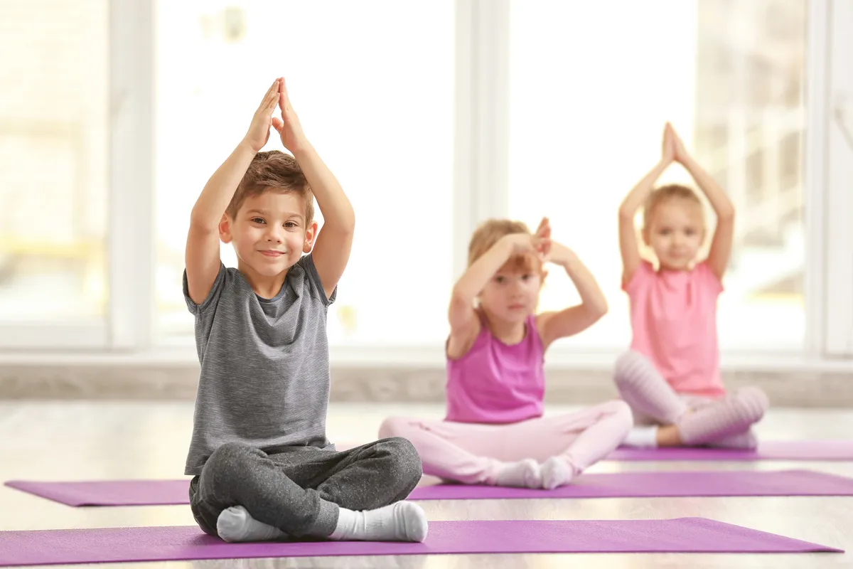 Helen Hansen Bewegungsförderung – Yoga-Kurse – Gruppe von Kindern macht Gymnastikübungen